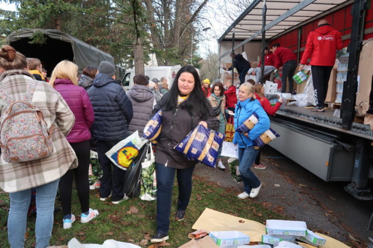 Ženy si odnášajú potraviny z kamiónu v blízkosti Centra podtatranskej pomoci Ukrajine v Poprade 24. októbra 2022.