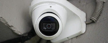 Austrália odinštaluje z niektorých svojich vládnych budov bezpečnostné kamery čínskej výroby pre obavy zo špionáže.