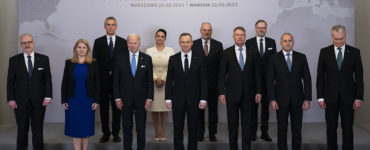Na snímke americký prezident Joe Biden pózuje s lídrami krajín tzv. Bukureštskej deviatky (B9), zľava slovenská prezidentka Zuzana Čaputová, generálny tajomník NATO Jens Stoltenberg, maďarská prezidentka Katalin Nováková, poľský prezident Andrzej Duda a estónsky prezident Alar Karis
