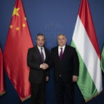 Maďarský premiér Viktor Orbán (vpravo) a najvyššie postavený čínsky diplomat Wang I počas prijatia na súkromnej večeri 19. februára 2023 na neznámom mieste v Maďarsku.