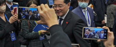 Novinári a delegáti si fotia čínskeho ministra zahraničných vecí Čchin Kanga po príhovore o globálnej bezpečnosti v Pekingu v utorok 21. februára 2023.