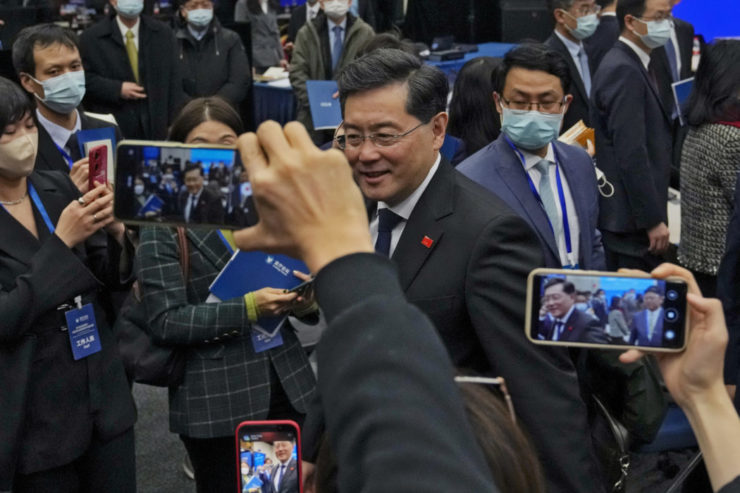 Novinári a delegáti si fotia čínskeho ministra zahraničných vecí Čchin Kanga po príhovore o globálnej bezpečnosti v Pekingu v utorok 21. februára 2023.