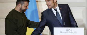 Macron, vpravo, a Zelenskyj