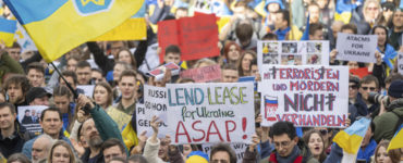 Ľudia protestujú proti vojne na Ukrajine počas druhého dňa 59. Mníchovskej bezpečnostnej konferencie v Mníchove 18. februára 2023.