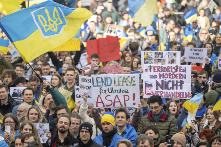 Ľudia protestujú proti vojne na Ukrajine počas druhého dňa 59. Mníchovskej bezpečnostnej konferencie v Mníchove 18. februára 2023.