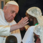 Pápež František počas stretnutia s obeťami náslia z východného Konga.