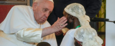 Pápež František počas stretnutia s obeťami náslia z východného Konga.