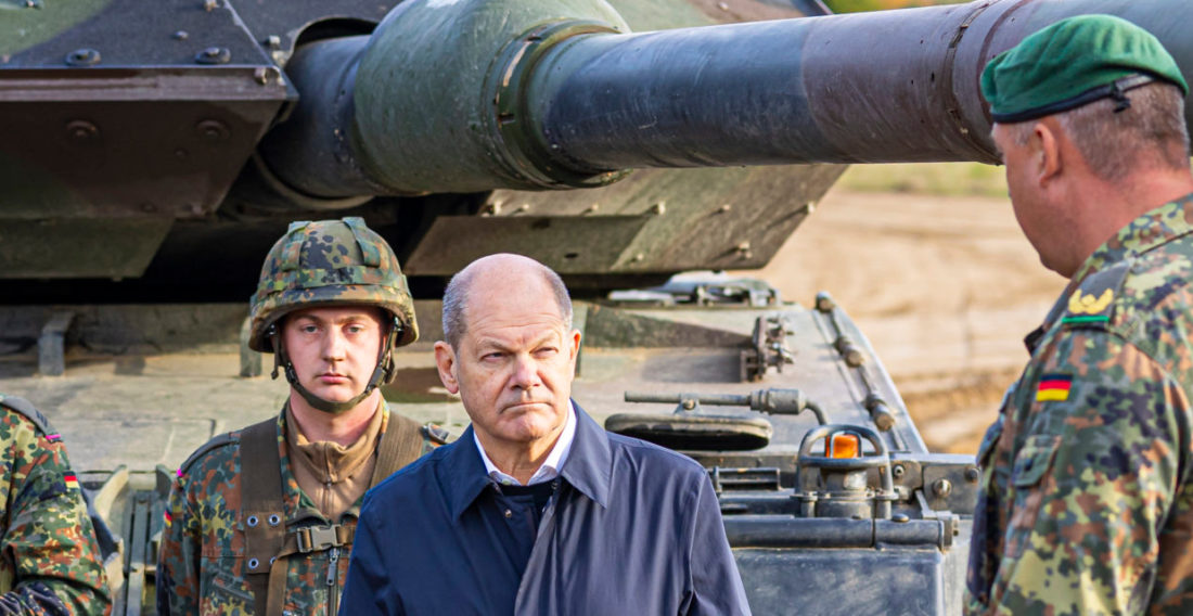 Na archívnej snímke zo 17. októbra 2022 nemecký kancelár Olaf Scholz a nemeckí vojaci stoja pri tanku Leopard 2.