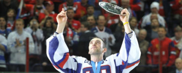 Kapitán slovenskej hokejovej reprezentácie Zdeno Chára dvíha cenu za druhé miesto na svetovom šampionáte v ľadovom hokeji 20. mája 2012 v Hartwall aréne v Helsinkách.