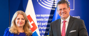 Prezidentka SR Zuzana Čaputová (vľavo) a podpredseda Európskej komisie (EK) Maroš Šefčovič (vpravo) pózujú počas stretnutia v Štrasburgu v stredu 19. októbra 2022.