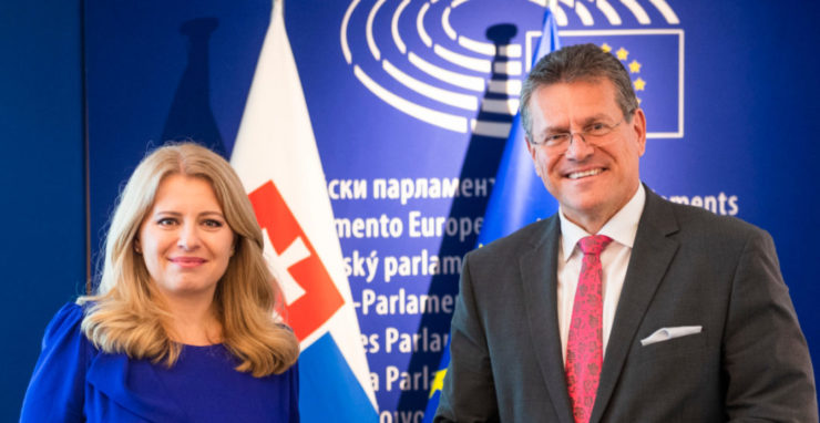 Prezidentka SR Zuzana Čaputová (vľavo) a podpredseda Európskej komisie (EK) Maroš Šefčovič (vpravo) pózujú počas stretnutia v Štrasburgu v stredu 19. októbra 2022.