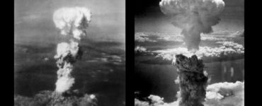 Na kombosnímke zľava atomový hríb nad Hirošimou po dopade Little Boy a bomby bomby Fat Man, ktorý sa vznášal v roku 1945 nad mestom Nagasaki v 18 km výške nad hypocentrom.