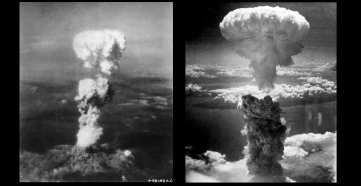 Na kombosnímke zľava atomový hríb nad Hirošimou po dopade Little Boy a bomby bomby Fat Man, ktorý sa vznášal v roku 1945 nad mestom Nagasaki v 18 km výške nad hypocentrom.