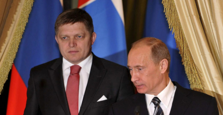 Zľava Robert Fico a Vladimír Putin počas tlačovky po rokovaniach v Moskve 16. novembra 2009.