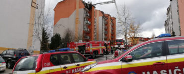 Archívna fotografia. Hasiči takto zasahovali pri požiari bytovky na žilinskom sídlisku Hájik aj 4. novembra 2021.