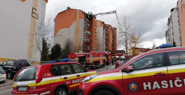 Archívna fotografia. Hasiči takto zasahovali pri požiari bytovky na žilinskom sídlisku Hájik aj 4. novembra 2021.