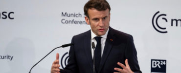 Francúzsky prezident Emmanuel Macron počas prejavu na otvorení 59. Mníchovskej bezpečnostnej konferencie v Mníchove 17. februára 2023.