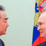 Vedúci ústrednej komisie Komunistickej strany Číny pre zahraničné vzťahy Wang I (vľavo) a ruský minister zahraničných vecí Sergej Lavrov počas stretnutia v Moskve v stredu 22. februára 2023.
