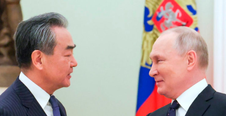 Vedúci ústrednej komisie Komunistickej strany Číny pre zahraničné vzťahy Wang I (vľavo) a ruský minister zahraničných vecí Sergej Lavrov počas stretnutia v Moskve v stredu 22. februára 2023.