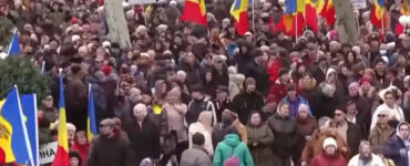 Ľudia v Moldavsku protestujú proti tamojšej prozápadnej vláde.