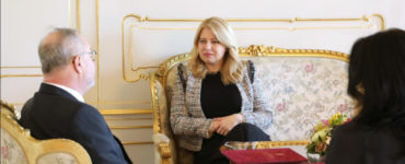 Zuzana Čaputová (uprostred) počas rozhovoru so šéfom Najvyššieho súdu SR Jánom Šikutom.