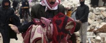 Počet obetí ničivého zemetrasenia na hranici Turecka so Sýriou neustále rastie.