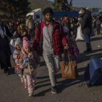 Sýrčania sa vracajú späť do vlasti cez priechod Cilvegözü na turecko-sýrskej hranici v meste Reyhanli v sobotu 18. februára 2023. Počet obetí ničivého zemetrasenia v Turecku a Sýrii v sobotu dopoludnia presiahol 45.000.