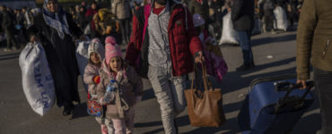Sýrčania sa vracajú späť do vlasti cez priechod Cilvegözü na turecko-sýrskej hranici v meste Reyhanli v sobotu 18. februára 2023. Počet obetí ničivého zemetrasenia v Turecku a Sýrii v sobotu dopoludnia presiahol 45.000.