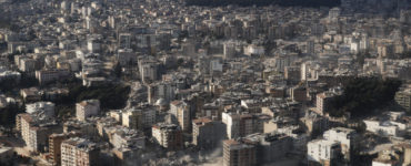 pohľad z vrtuľníka počas prehliadky oblastí postihnutých zemetrasením v tureckej provincii Hatay na palube s americkým ministrom zahraničných vecí Antonym Blinkenom a tureckým ministrom zahraničných vecí Mevlütom Čavušogluom v nedeľu 19. februára 2023.