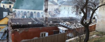Na snímke jeden zo zhorených objektov v Banskej Štiavnici 18. marca 2023.