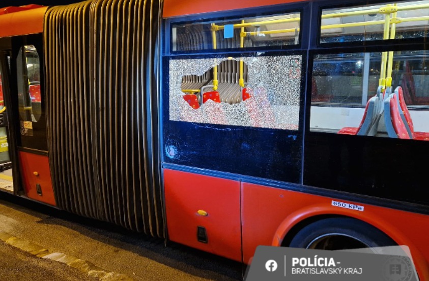 Futbaloví fanúšikovia neušetrili ani autobus, na ktorom rozbili okno