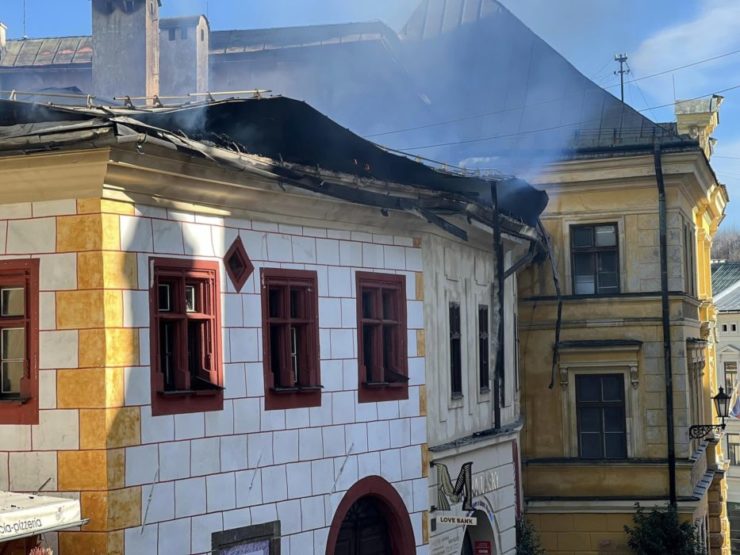 Nebezpečne šíriaci sa oheň v v centre Banskej Štiavice poškodil viaceré budov.