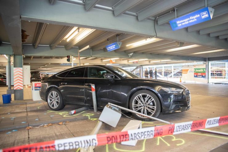 Muž v Nemecku vrazil autom do ľudí v garáži letiska, niekoľkých zranil
