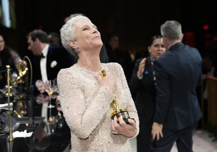 Na snímke americká herečka Jamie Lee Curtisová získala Oscara v kategórii najlepšia herečka vo vedľajšej úlohe Americkej akadémie filmových umení a vied (AMPAS) vo filme Všetko, všade, naraz (Everything Everywhere All at Once) v divadle Dolby Theatre v Los Angeles v noci na pondelok 13. marca 2023.