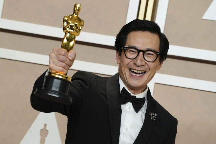 Na snímke Američan vietnamského pôvodu Ke Huy Quan získal Oscara v kategórii najlepší herec vo vedľajšej úlohe Americkej akadémie filmových umení a vied (AMPAS) vo filme Všetko, všade, naraz (Everything Everywhere All at Once) v divadle Dolby Theatre v Los Angeles v noci na pondelok 13. marca 2023.