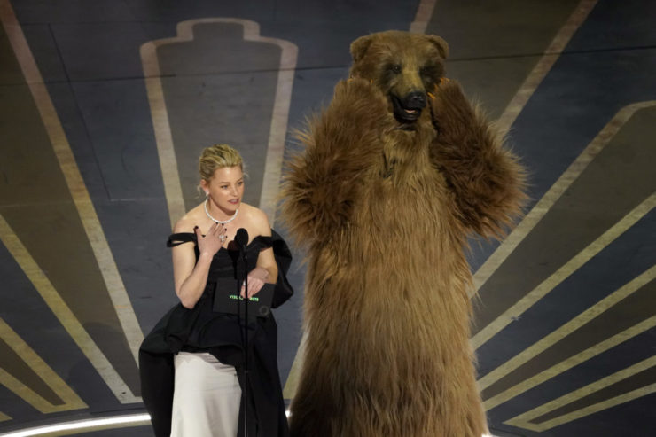 Na snímke americká zherečka a producentka Elizabeth Banksová a herec oblečený v kostýme z jej filmu Cocaine Bear získali Oscara v kategórii najlepšie vizuálne efekty Americkej akadémie filmových umení a vied (AMPAS) v divadle Dolby Theatre v Los Angeles v noci na pondelok 13. marca 2023.