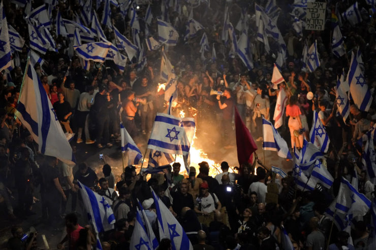 Izraelský prezident Jicchak Herzgo v pondelok vyzval vládu, aby okamžite zastavila legislatívny proces súvisiaci so spornou reformou justície