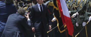 Uprostred francúzsky prezident Emmanuel Macron počas prehliadky čestnej stráže v rámci uvítacieho ceremoniálu jeho návštevy Angoly v Luande 3. marca 2023.