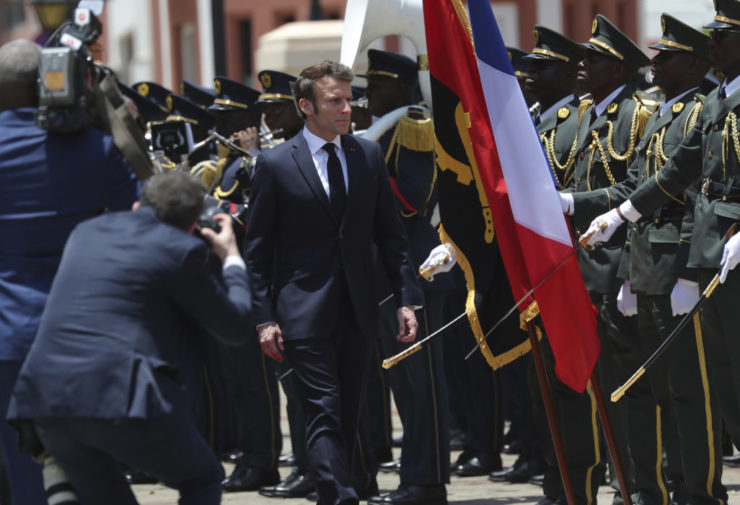 Uprostred francúzsky prezident Emmanuel Macron počas prehliadky čestnej stráže v rámci uvítacieho ceremoniálu jeho návštevy Angoly v Luande 3. marca 2023.