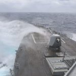 Na snímke, ktorú poskytlo americké námorníctvo, americký torpédoroborec USS Milius pláva vo Filipínskom mori 13. marca 2023. Čínska armáda vo štvrtok monitorovala americký torpédoroborec, ktorý sa podľa nej nezákonne plavil v Juhočínskom mori