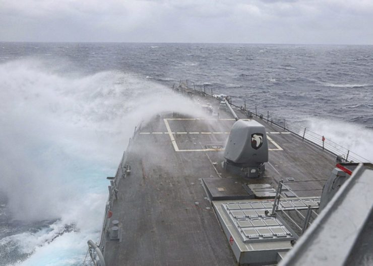 Na snímke, ktorú poskytlo americké námorníctvo, americký torpédoroborec USS Milius pláva vo Filipínskom mori 13. marca 2023. Čínska armáda vo štvrtok monitorovala americký torpédoroborec, ktorý sa podľa nej nezákonne plavil v Juhočínskom mori