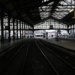Prázdna stanica Saint Lazare v Paríži v utorok 7. marca 2023. Vo Francúzsku sa v utorok očakávajú rozsiahle výpadky leteckej aj vlakovej dopravy, a to pre nové ohlásené štrajky zamestnancov dopravného sektora namierené proti vládnemu návrhu dôchodkovej reformy.