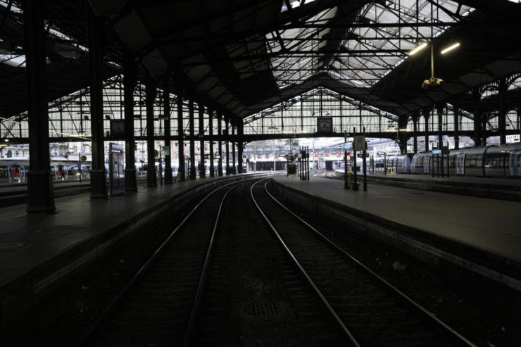 Prázdna stanica Saint Lazare v Paríži v utorok 7. marca 2023. Vo Francúzsku sa v utorok očakávajú rozsiahle výpadky leteckej aj vlakovej dopravy, a to pre nové ohlásené štrajky zamestnancov dopravného sektora namierené proti vládnemu návrhu dôchodkovej reformy.