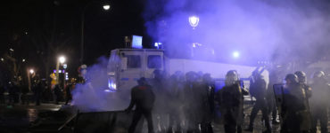 Francúzska polícia zasahovala vo štvrtok večer slzotvorným plynom a vodným delom voči tisíckam demonštrantom, ktorí sa na námestí v centre Paríža zišli na spontánnom proteste proti dôchodkovej reforme presadzovanej prezidentom Emmanuelom Macronom.