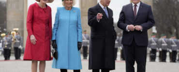 Nemecký prezident Frank-Walter Steinmeier (vpravo) a jeho manželka Elke Büdenbenderová (vľavo) vítajú britského kráľa Karola III. (druhý sprava) a Kamilu, kráľovnú manželku (druhá zľava) pred Brandenburskou bránou v Berlíne 29. marca 2023