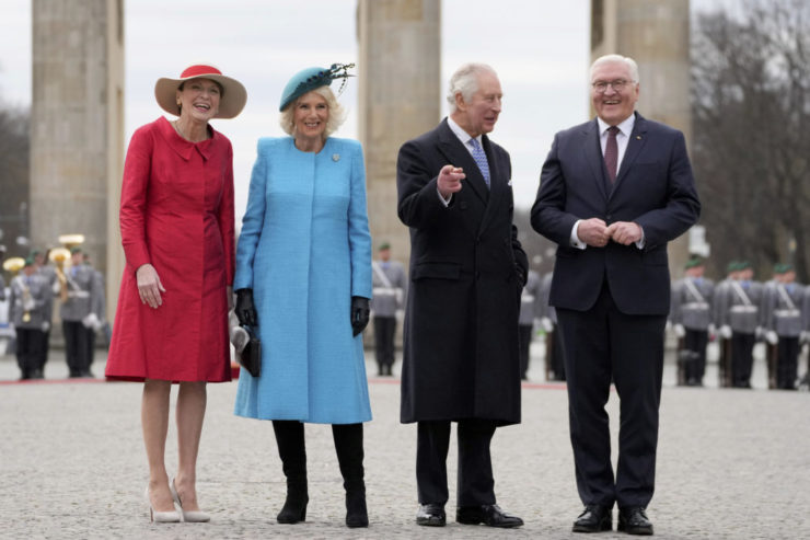 Nemecký prezident Frank-Walter Steinmeier (vpravo) a jeho manželka Elke Büdenbenderová (vľavo) vítajú britského kráľa Karola III. (druhý sprava) a Kamilu, kráľovnú manželku (druhá zľava) pred Brandenburskou bránou v Berlíne 29. marca 2023