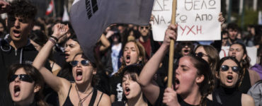 Univerzitní študenti skandujú počas protestného zhromaždenia pred sídlom železničnej spoločnosti Hellenic Train v Aténach 3. marca 2023.
