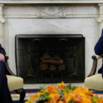Americký prezident Joe Biden (vpravo) a nemecký kancelár Olaf Scholz pózujú v Oválnej pracovni Bieleho domu vo Washingtone v piatok 3. marca 2023.