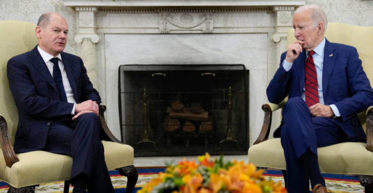 Americký prezident Joe Biden (vpravo) a nemecký kancelár Olaf Scholz pózujú v Oválnej pracovni Bieleho domu vo Washingtone v piatok 3. marca 2023.