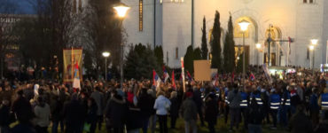 Demštranti v Belehrade odmietajú mierový plán EÚ medzi Srbskom a Kosovom.